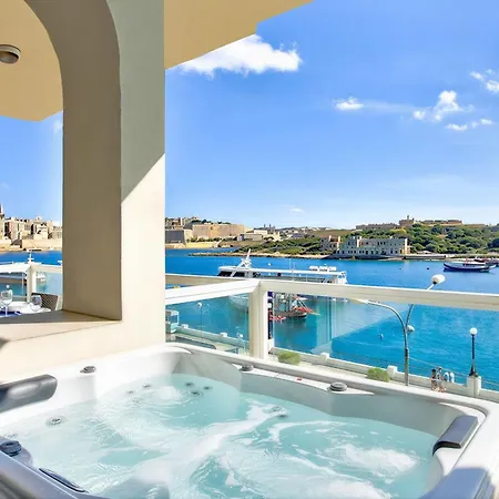 Tigne Seafront & Jacuzzi *
