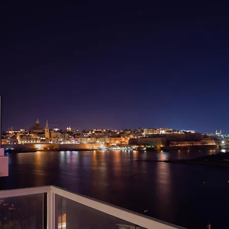 Tigne Seafront & Jacuzzi Sliema