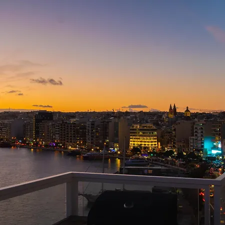 Tigne Seafront & Jacuzzi Sliema